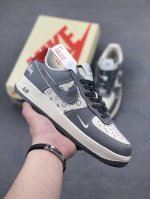 海外限量发售！公司级Nike Air Force 1 '07 Low “斯图西联名--米灰红印花”空军一号 低帮 运动鞋 休闲鞋 折边针车 工艺难度大 原楦头原