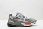 公司级新百伦Jound × New Balance 992 复古风格鞋面采用猪皮革与织物相结合，尼龙网布在拼接工序上极为繁复，彰显质感的同时带来舒适透气的体验；