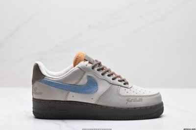 公司级耐克nike Air Force 7空军一号低帮百搭休闲运动板鞋。柔软、弹性十足的缓震性能和出色的中底设计，横跨复古与现代的外型结合，造就出风靡全球三十多