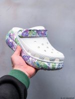 Cross 卡骆驰厚底洞洞泡芙鞋 Crocs泡芙鞋采用了全新的造型轮廓，搭配更多配色，并加入了5.2Mm的厚底设计。 两穿模式可自由选择拖鞋、凉鞋随意切换满足不