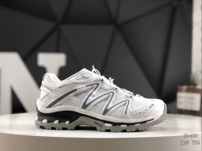 230 萨洛蒙 探索者系列户外越野跑鞋 Xt-Quest Adv Beige鞋面采用Sensifit贴合技术 全方位贴合包裹脚型 鞋跟部鞋底牵引设计 提供强大的