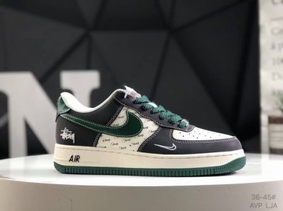 公司级带半码 耐克 Nike Air Force 7 空军一号低帮百搭休闲运动板鞋。柔软、弹性十足的缓震性能和出色的中底设计，横跨复古与现代的外型结合，造就出风