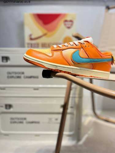 耐克Nike Dunk Low 板鞋Sb系列经典百搭休闲运动板鞋加厚鞋舌的填充，使舒适性大大提升，同时也更方便穿脱中底部分则加入了脚感柔软舒适Zoomair气垫