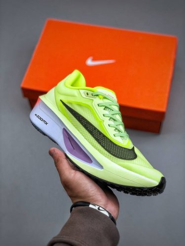 Nike Zoom Fly 6 耐克超弹轻盈跑步鞋 #鞋款搭载 Flyknit 材料 打造出众弹性 易于穿脱 采用React技术 轻盈耐穿泡绵打造,铸就出众回弹