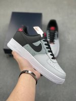 耐克 Nike Air Force 1 ’07 空军一号低帮百搭休闲运动板鞋。柔软、弹性十足的缓震性能和出色的中底设计，横跨复古与现代的外型结合，造就出风靡全球
