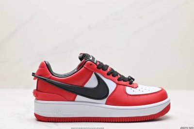 真标ambush X Nk Air Force 7 Low Sp 空军一号联名标志性的swoosh延伸至鞋跟之外 鞋舌和鞋垫上印有ambush品牌标志 整体简约