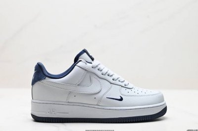 真标耐克Nike Air Force 1“07空军一号低帮百搭休闲运动板鞋。柔软、弹性十足的缓震性能和出色的中底设计，横跨复古与现代的外型结合，造就出风靡全球三