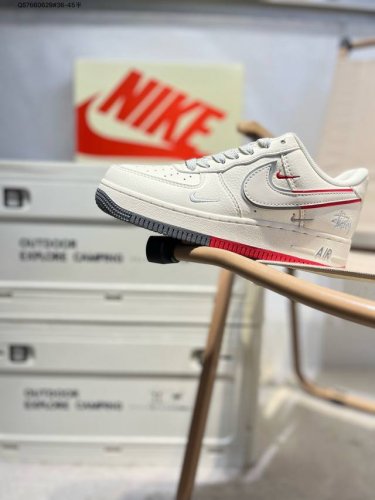 斯图西 X 耐克 Nike Air Force 1 '07空军一号 百搭休闲运动板鞋。柔软、弹性十足的缓震性能和出色的中底设计，横跨复古与现代的外型结合，造就出