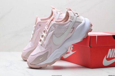 公司级W Nike Tc 7900 新款老爹鞋 注入非凡时尚气息 塑就高雅外观 耐穿合成材质搭配柔软丝绒 该鞋款保留了挚爱的加垫鞋口 柔软泡绵缓震配置 和抓附力