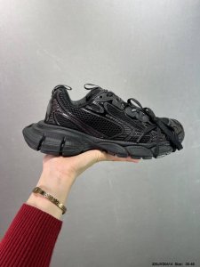 公司级Balenciaga 巴黎世家 采用环保再生超纤革与网眼织物鞋面材质 原鞋一致重度做旧效果 ，全原装Eva环保去臭环型鞋垫，全新开发5层私模,搭载轻量发泡