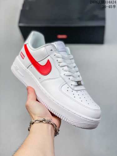 公司级耐克nike Air Force 1 Low 空军一号低帮百搭休闲运动板鞋。柔软、弹性十足的缓震性能和出色的中底设计，横跨复古与现代的外型结合，造就出风靡