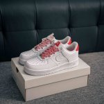 核心私 Air Force 1 原装级别 原楦头原纸板 打造纯正空军版型专注外贸渠道 全掌内置蜂窝气垫 原盒配件 原厂中底钢印、拉帮完美 货号：Ib7167 1