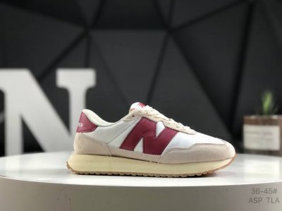 New Balance 237系列 男女款休闲运动鞋采用猪巴革麂皮及牛培革料拼接构成#中底搭配轻质复古Eva材质#防滑橡胶波纹外底上世纪 70 年代的意大利街头