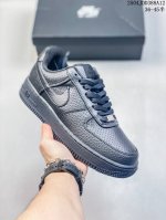 公司级耐克Nike Air Force 1’07 Low空军一号低帮百搭休闲运动板鞋。柔软、弹性十足的缓震性能和出色的中底设计，横跨复古与现代的外型结合，造就出