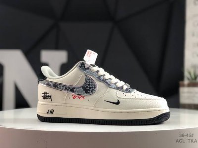 250 耐克 Nike Air Force 1“07空军一号低帮百搭休闲运动板鞋。柔软、弹性十足的缓震性能和出色的中底设计，横跨复古与现代的外型结合，造就出风靡