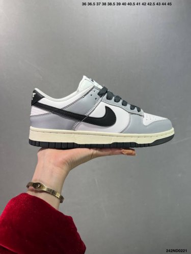 耐克 Nike Dunk Low Retro 运动鞋复古解构绑带板鞋 双鞋带。作为 80 年代经典篮球鞋款，起初专为硬木球场打造，后来成为席卷街头的时尚标杆，现