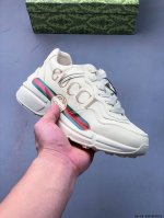 集图 古驰 Gucci Rhyton Vintage Trainer Sneaker 做旧皮革角状复古慢跑鞋。消退的巴黎世家姥爷潮，迎来时尚界潮流领军Gucci