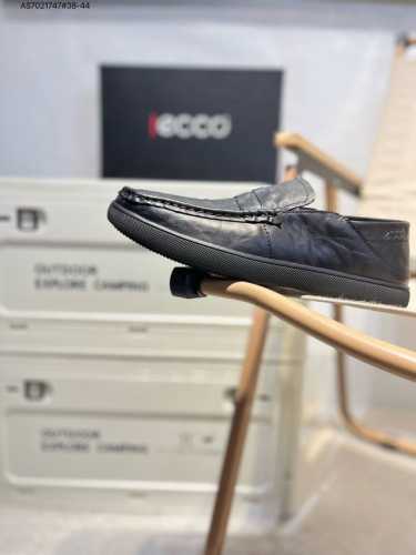 Ecco爱步男鞋轻便透气舒适耐穿 亲肤吸汗舒适内里 防滑防磨 持久干爽 简约粗绳系带 穿脱更加方便 柔韧防滑大底 鞋底立体凹槽 凹凸花纹加持 增强防滑减震性能