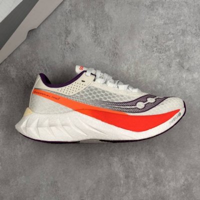 本地 核心私 公司级Saucony索康尼 Endorphin pro 4系列 低帮缓震跑步鞋 索康尼推出的跑鞋是一款外观激进但脚感舒适的跑鞋 采用了全新的中底设