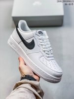 公司级带半码耐克Nike Air Force 7 Lv8空军一号低帮百搭休闲运动板鞋。柔软、弹性十足的缓震性能和出色的中底设计，横跨复古与现代的外结合，造就出风