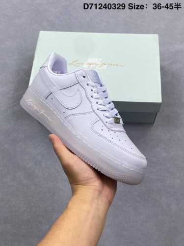 耐克Nike Air Force 1’07 Lx空军一号低帮百搭休闲运动板鞋。柔软、弹性十足的缓震性能和出色的中底设计，横跨复古与现代的外型结合，造就出风靡全球