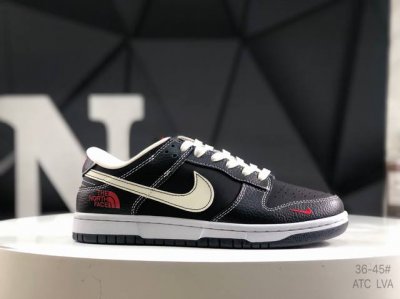 310 公司级带半码耐克 Nike Dunk Low 复古板鞋，尽情迈步，彰显个性风采。采用牛柔软皮革鞋面，经久耐穿，塑就如元年款 Dunk 般的复古质感。鞋头