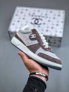 24款经典款最新配色 Chanel 羊毛呢滑板鞋 24官方最新包装花纹礼盒包装 鞋面采用羊京拼接太空布 原版一比一专业定制太空布 五金配件大底原版全套开模 牛筋