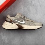本地250 核心私 公司级W Nike V2K Run 复古单品 复古老爹鞋跑步鞋 鞋款被命名为 Runtekk 设计上借鉴了 2000 年的跑鞋风格 配色上以
