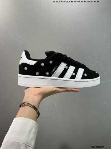 160 阿迪达斯 Adidas Originals Campus 00S 鞋身采用绒面皮料搭配白色常规皮革，质感上还是延续了经典 Campus 的设计。 鞋舌填