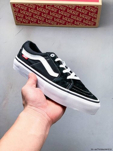 万斯 Vans Sk8-Low 复古低帮百搭休闲滑板鞋 Sk8-Low 作为 Sk8-Hi 的衍生鞋型，在保留鞋头、鞋带眼片、侧边条纹等各处细节的基础上，将 S