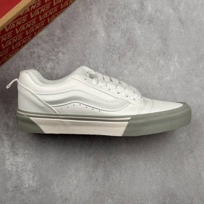 本地200 核心私 万斯 Vans Knu-Skool 面包鞋 坎普尔·茱利安系列低帮复古硫化休闲运动板鞋“肥胖版大Logo” 要说整个年最为热门的鞋型之一，「