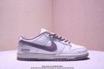 耐克 Nike Dunk Low 三勾 此款鞋采用近几年比较流行的版型设计 外观时尚大气 鞋底采用耐磨的材质 穿上它 让您在平时生活和工作中都会感觉到舒适的体验