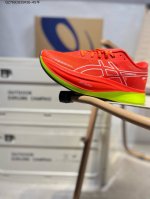 170 asics S4亚瑟士经典跑鞋 如今机能风和户外风吹得正劲，便是主打“Urban Outdoor机能越野风格”，城市和户外场景都能轻松应对。关键是跑鞋的