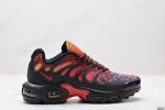 公司级耐克 Nike Air Max Plus是Nike旗下另类鞋款的代表，Tn 它诞生于1996年，是第一款使用Tunedair气垫的跑鞋，其特点就在于实现各