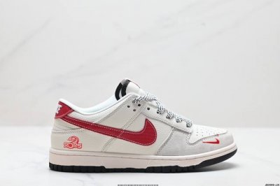 真标耐克Nike Sb Dunk Low 扣篮系列 复古低帮休闲运动滑板板鞋。采用脚感柔软舒适Zoomair气垫，有效吸收滑板等极限运动在落地时带来的冲击力，为