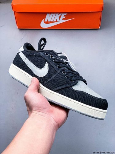 uion La X Air Jordan Aj1 Ko Low 低帮复古篮球鞋 选用帆布与麂皮材质进行设计 鞋侧 Swoosh 依旧以魔术贴设计出现 而随鞋附赠