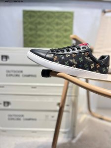 Gucci 古驰顶级进口材料 极为亲肤舒适 摸上去非常的细腻 版型上很正 进口牛皮+真皮内里+几何构图案 奢华生动 图案透气不闷热 更为牢固耐穿 色彩更为鲜艳绚
