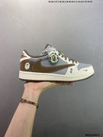 公司级Bape X Nike Dunk Low 此款主张打破传统的工业化流水线设计限制，以Made By Ideas的超级创意为理念，集结众多潮流设计师，结合时