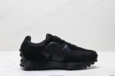 真标New Balance Ms327 复古休闲运动慢跑鞋 以更纯粹的复古风格设计打造的全新造型 侧身还以解构设计 将 N 字标志以做旧压花样式呈现 官方货号: