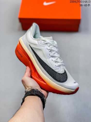 公司级新品发布 Nike Air Zoom Alphafly Next%3 Proto整体采用前作的设计语言，并且对后者的细节进行升级，马拉松和长距离路跑的性能