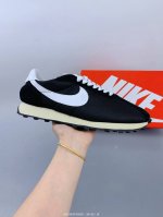 stussy X Nike Ld- 0 Action Green 本次联名双方选择了上世纪70年代的Nike Ld 0复古跑鞋进行设计，设计上延续了此前Stus