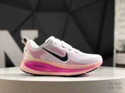 真标带半码 耐克 Nike Vomero 18 耐克 舒适减震防滑 低帮跑步鞋 全掌Reactx泡绵中底 前掌和后跟还配备了Air Zoom气垫单元 据说跑起来