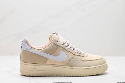 真标耐克nike Air Force 7空军一号低帮百搭休闲运动板鞋。柔软、弹性十足的缓震性能和出色的中底设计，横跨复古与现代的外型结合，造就出风靡全球三十多年
