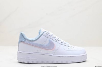 公司级耐克nike Air Force 7 空军一号低帮百搭休闲运动板鞋。柔软、弹性十足的缓震性能和出色的中底设计，横跨复古与现代的外型结合，造就出风靡全球三十