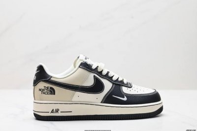 公司级耐克Nike Air Force 1“07空军一号低帮百搭休闲运动板鞋。柔软、弹性十足的缓震性能和出色的中底设计，横跨复古与现代的外型结合，造就出风靡全球