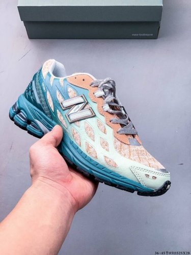 new Balance M1906Ri Nb宝藏老爹鞋款，复古元素叠加，质感超级棒，楦版型材料细节做工精细，货如实拍图 作为Nb最经典的档案鞋型之一，与 2一样