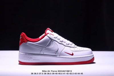 真标耐克Nike Air Force 1“07空军一号低帮百搭休闲运动板鞋。柔软、弹性十足的缓震性能和出色的中底设计，横跨复古与现代的外型结合，造就出风靡全球三