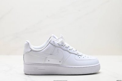 真标耐克Nike Air Force 1’07 Lx空军一号低帮百搭休闲运动板鞋。柔软、弹性十足的缓震性能和出色的中底设计，横跨复古与现代的外型结合，造就出风靡