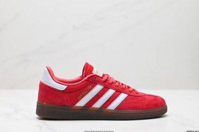 真标Adidas Handball Spezial 阿迪达斯经典款 复古休闲板鞋 全鞋采用反毛皮制作 牛筋耐磨大底 承载青春情怀的板鞋 经典三条杠装饰鞋侧 品牌