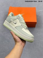 真标耐克Nike Air Force 1“07空军一号低帮百搭休闲运动板鞋。柔软、弹性十足的缓震性能和出色的中底设计，横跨复古与现代的外型结合，造就出风靡全球三